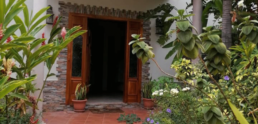 Venta de Amplia Casa Colonia Miramontes.