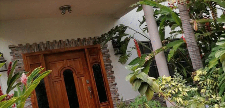 Venta de Amplia Casa Colonia Miramontes.