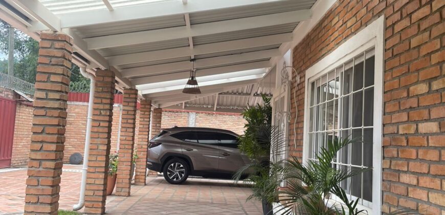 Venta de Bella Propiedad en Zambrano, salida al norte.