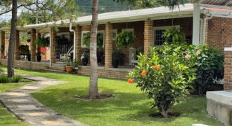 Venta de Bella Propiedad en Zambrano, salida al norte.