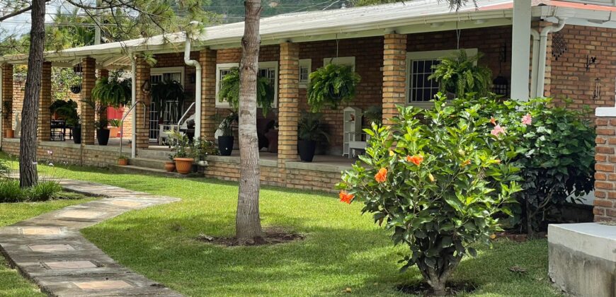 Venta de Bella Propiedad en Zambrano, salida al norte.