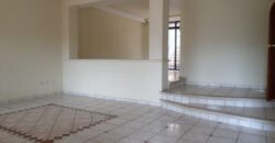 Renta Townhouse Colonia Lomas del Guijarro Sur: incluye línea blanca
