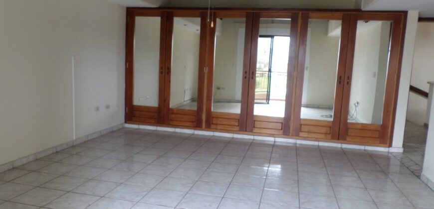 Renta Townhouse Colonia Lomas del Guijarro Sur: incluye línea blanca