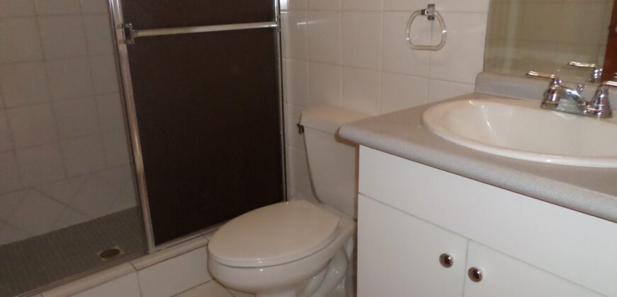 Renta Townhouse Colonia Lomas del Guijarro Sur: incluye línea blanca