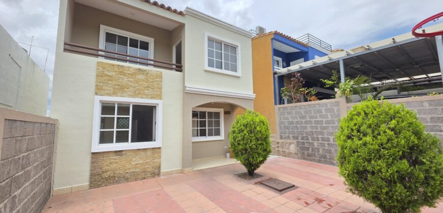 Venta de Casa Residencial Santa Cruz, 1era. Etapa, parte baja